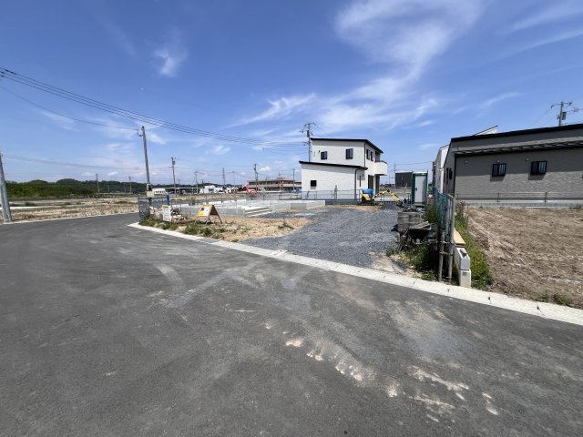 新築　甘楽町金井　全4区画　1号棟　の前面道路含む現地写真|北側接道幅員約6.0ｍ　西側接道幅員約6.0ｍ