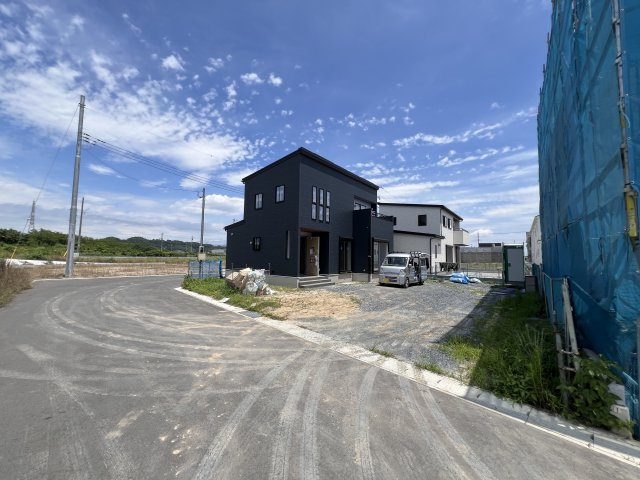 新築　甘楽町金井　全4区画　1号棟　の前面道路含む現地写真|北側接道幅員約6.0ｍ　西側接道幅員約6.0ｍ