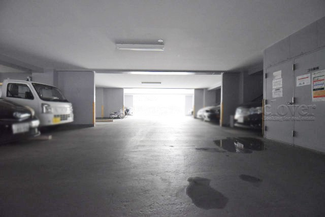 【駐車場】 | セザール錦糸町 | マンションの駐車場スペース。空きの有無や駐車料金、サイズ規定などについては、改めてお問い合わせください。～即日のご見学可能～　お問合せはお気軽にどうぞ。
