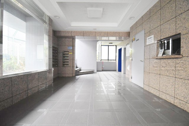 【ロビー】 | セザール錦糸町 | 広々としたエントランスホール。入口の門をくぐった先にある、開放感と清潔感をあわせもつ空間です。お客様をお出迎えする際の、ロビーの役割も果たします。～即日のご見学可能～　お問合せはお気軽にどうぞ。