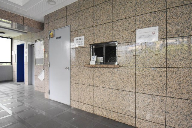 【受付】 | セザール錦糸町 | 管理人さんが勤務する管理室です。マンションに出入りする人たちを見守り、注意を払ってくれています。～即日のご見学可能～　お問合せはお気軽にどうぞ。