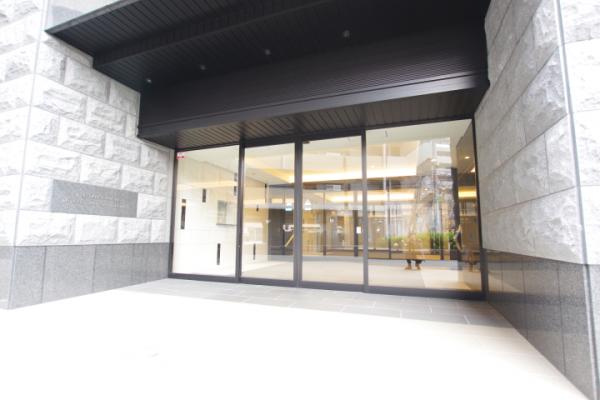 プレサンスロジェ都島本通EASTのエントランス