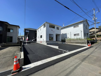 【前面道路含む現地写真】 | 新築アーネストワン　4LDK　玖島第一　2号棟 | 前面道路からみた物件（白い建物は２号棟です）