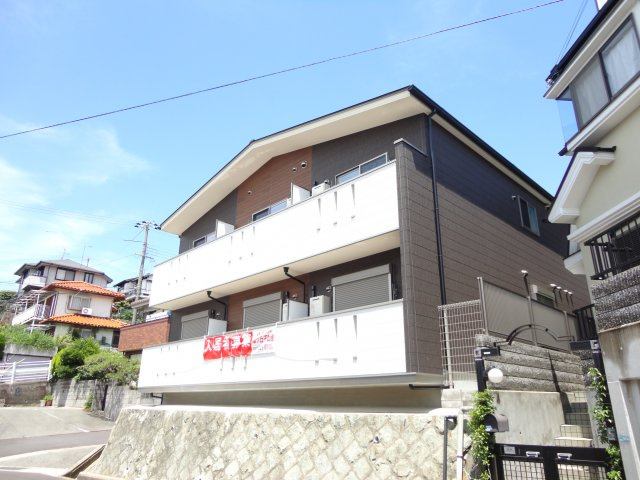 ノイシュヴァン朝霧山手（旧GLAハート朝霧山手）の外観