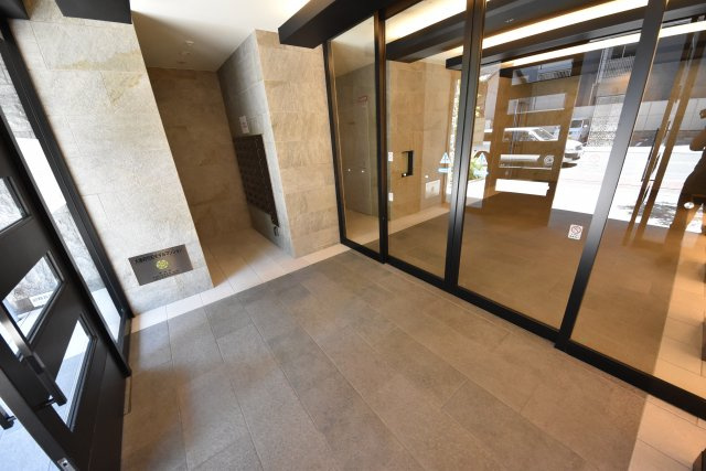 大阪市中央区谷町７丁目の賃貸マンションのエントランス