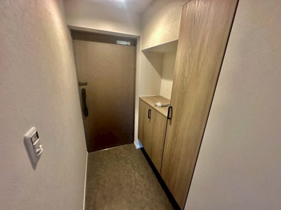 【玄関】 | アデニウム北加賀屋 | 【玄関】シューズボックス付き！小物を置けるスペースもありますので、自分好みの玄関に出来ます♪