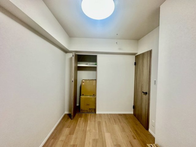 【洋室】 | アデニウム北加賀屋 | 【全居室窓有】各お部屋に窓があるので、明るく風通しがいいです！快適な住まいに家族の笑顔も増えますね！