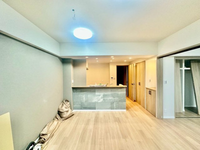 【居間・リビング】 | アデニウム北加賀屋 | 現地見学当日から承っております♪現地周辺の環境や、駅までの道お家探しを始めてみようと思われたら是非【イエストア】までお気軽にご相談下さいませ♪