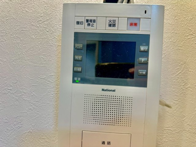【防犯設備】 | アデニウム北加賀屋 | ＴＶモニター付きインターホンですので、突然の来客時にも外の様子が確認できて安心です