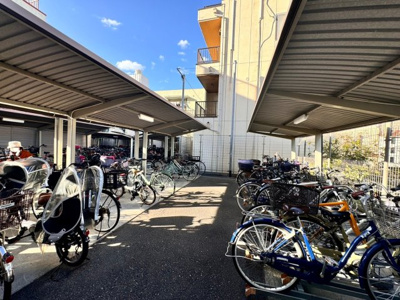 【駐輪場】 | アデニウム北加賀屋 | 駐輪場に屋根があるので、雨の日に自転車が濡れにくく嬉しいですね♪