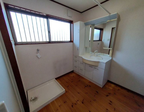 藤光1丁目戸建ての洗面所|明るい洗面所です