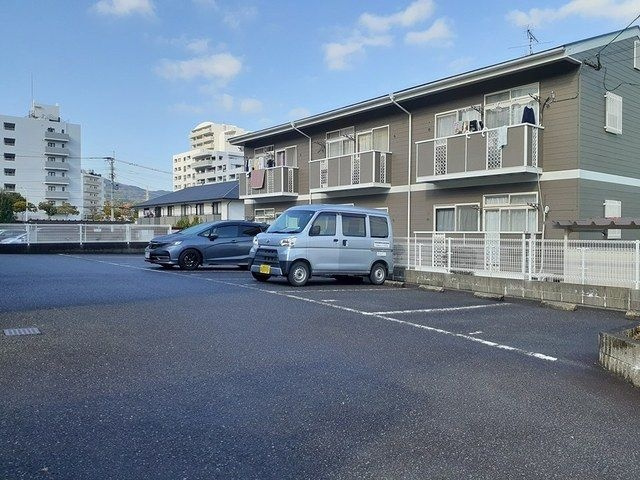 ドミール柏原の駐車場