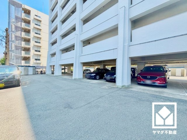 香枦園シーサイドヴィラの駐車場|敷地内に駐車場を設置（月額8700円～10000円）。重い荷物や雨の日の移動もスムーズで、快適なカーライフを実現。空き状況等の詳細は弊社スタッフまでお気軽にお問い合わせください。