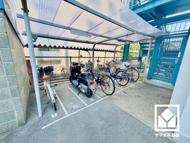 香枦園シーサイドヴィラの駐輪場|屋根付きの駐輪場・バイク置場を設置。雨や日差しの影響を受けにくく、大切なお乗り物の保管にも便利です。しっかり区画が整理されており、使い勝手の良い設計です。