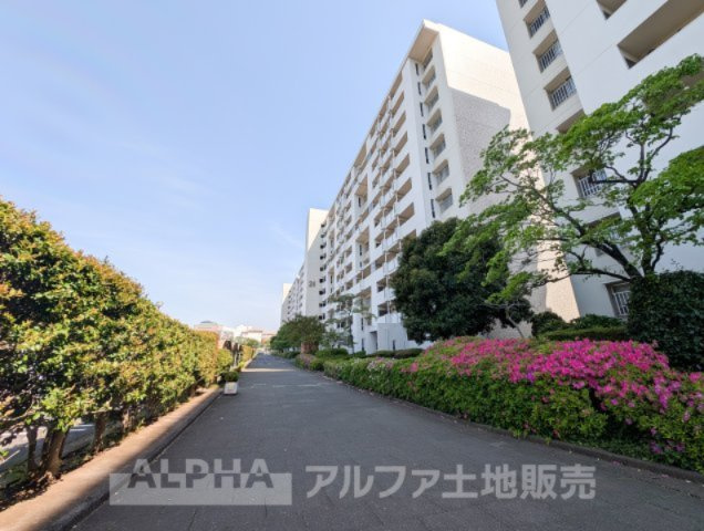 昭島つつじが丘ハイツ北24号棟の外観|【Blue sky】
◆青空に包まれて◆ベランダから望む紺碧の空。外を眺め時を忘れるなんて、ひさしかたぶりだろうか。こんなにも広く美しい情景が我が家にも広がっているなんて。こんな時間を大切にしたい。
