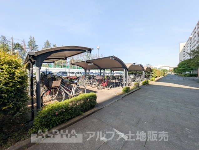 昭島つつじが丘ハイツ北24号棟の駐輪場|【Bicycle Storage Area】
◆駐輪場◆共用部は管理の行き届いた綺麗なスペース。いつも明るく出迎えてくれる大切な場所です。