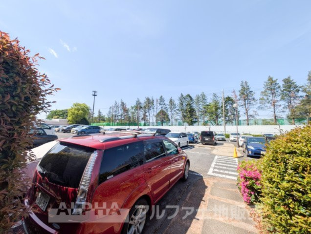 昭島つつじが丘ハイツ北24号棟の駐車場|【Car space】
◆カースペース◆傍らにはソヨゴやコニファー、ミモザ等の植物が相性よく、時が移りゆくごとに成長すると、それはまさに優しさと温もりを奏でる『幸せのガーデン』、自分好みカスタマイズ。