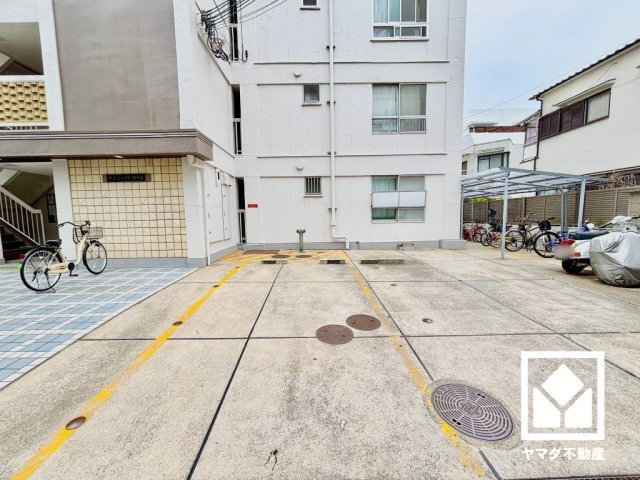 甲子園第7コーポラスの駐車場|敷地内に平面式の駐車場を設置。重い荷物や雨の日の移動もスムーズで、快適なカーライフを実現。空き状況等の詳細は弊社スタッフまでお気軽にお問い合わせください。