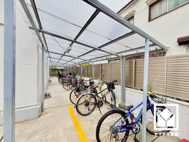 甲子園第7コーポラスの駐輪場|屋根付き駐輪場なので、雨や風、直射日光から自転車を守ることができます。バイク置き場もございます。