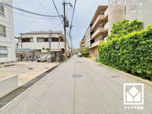 甲子園第7コーポラスの周辺|「セブンイレブン西宮花園町店」まで徒歩2分、「コーヨー甲子園店」まで徒歩5分、「ドラッグストアライフォート甲子園店」まで徒歩6分など、お買い物施設が徒歩圏内に複数あり便利な住環境です。