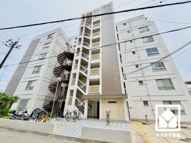 甲子園第7コーポラスの外観|陽光に映える美しい外観。街並みに馴染みながらも、ひときわ目を引く存在感。