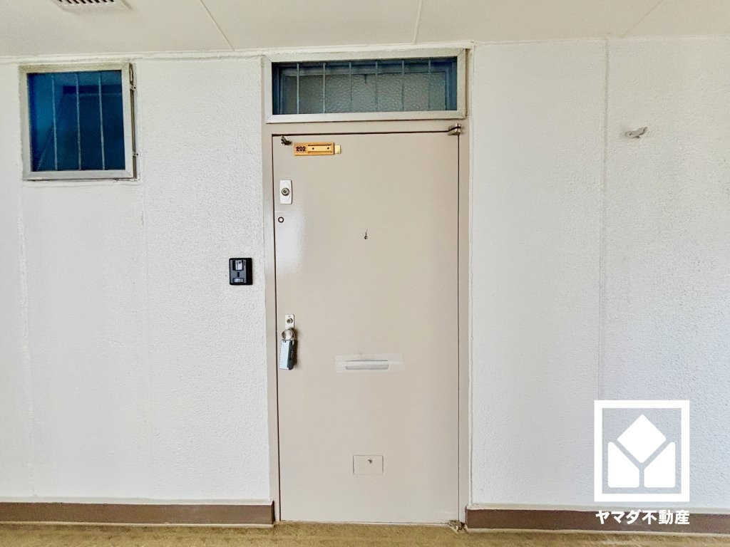 甲子園第7コーポラスの玄関|シンプルで洗練された玄関デザイン。帰るたびにホッとできる、心地よい住まいの入り口。