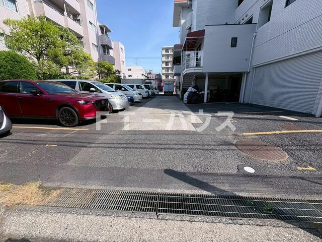 グランドール川秋の駐車場