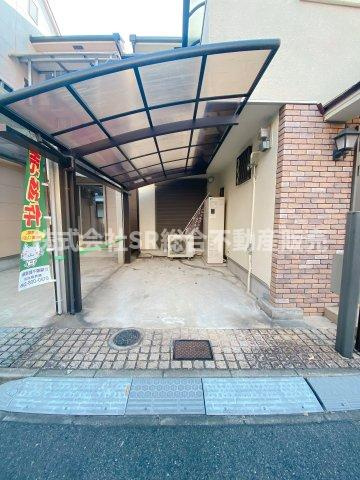 俊徳町5丁目中古戸建の駐車場|お車をお持ちの方に必要な駐車場はカーポート付きでリビングと行き来できるので買い物の後に便利です！