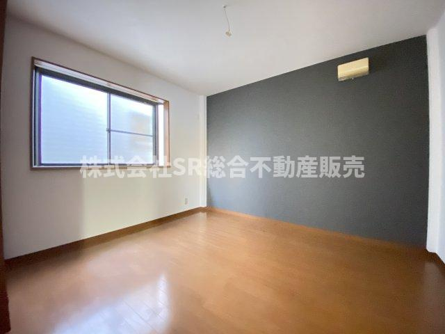俊徳町5丁目中古戸建の洋室|落ち着いた色のアクセントクロスに貼り替えられました♪