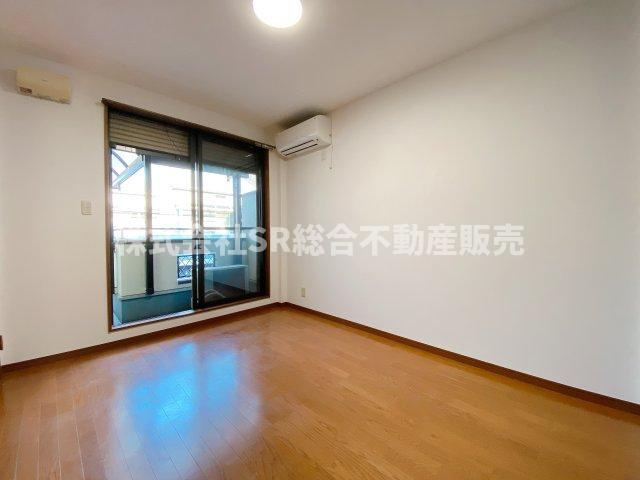 俊徳町5丁目中古戸建の寝室|大きな窓から採光がたっぷり入ります。寝室にいかがでしょうか