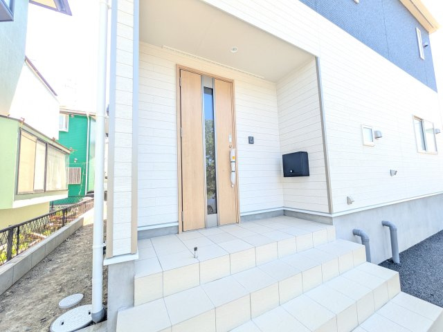 下妻市高道祖　第4　新築戸建ての玄関|玄関ドアはカードキーで開閉も楽々♪
スマホでの開錠と施錠も可能です！
玄関上部には人感センサー付きのダウンライトがあるので、夜間の帰宅時に自動で点灯してくれます♪
防犯対策面にも一役買ってくれます！