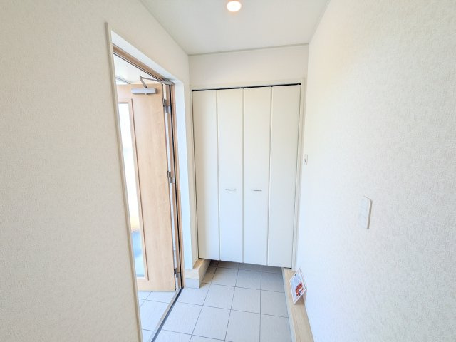 下妻市高道祖　第4　新築戸建ての玄関|家族全員の靴がスッキリ片付く大容量シューズボックス完備。お客様を気持ちよく迎えられる、明るく清潔感あふれる玄関です。
