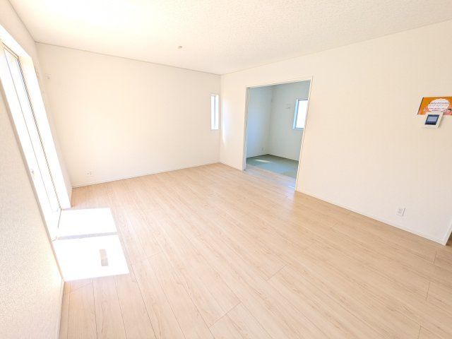 下妻市高道祖　第4　新築戸建ての居間・リビング|家族の会話が自然と弾む、広々としたゆとりのLDK。南西向きの窓からたっぷりの光が射し込む明るく快適な空間です。