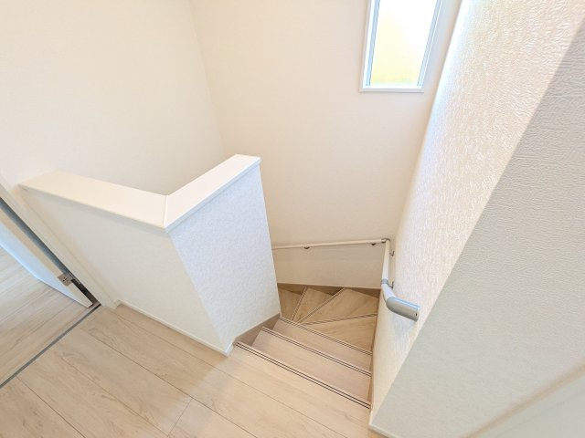 下妻市高道祖　第4　新築戸建ての内装|窓付きで明るい階段は、手すり付きでお子様からご年配の方まで安心して上り下りができます♪