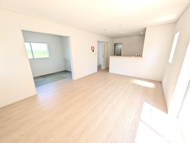 下妻市高道祖　第4　新築戸建ての居間・リビング|居心地の良いデザインと機能性を両立。ご友人を招いたり、趣味を楽しんだり、様々なシーンで活躍する団らんの中心地です。