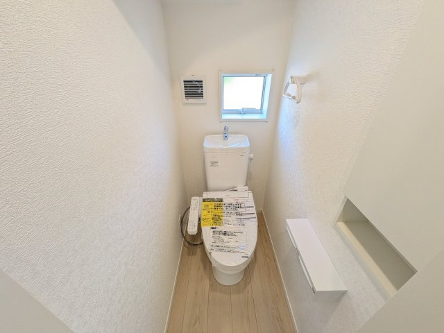 下妻市高道祖　第4　新築戸建てのトイレ|少ない水でもパワフルに洗浄する節水設計。清潔さと機能性を両立させた、毎日気持ち良く使えるトイレ空間です。