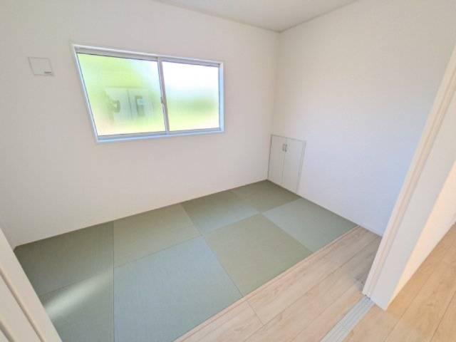 下妻市高道祖　第4　新築戸建ての和室|モダンなフチなし琉球畳を採用。リビングと繋がる多目的な空間は、客間やお子様の遊び場、家事スペースとしても活躍します。