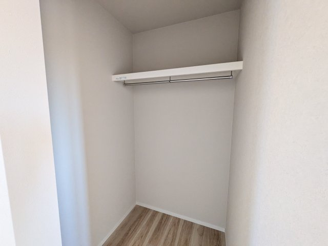 守谷市本町　10期　新築戸建ての収納|大容量のウォークインクローゼット。衣類はもちろん、スーツケースや季節の家電もまとめて収納でき、居室空間をすっきりと保ちます。