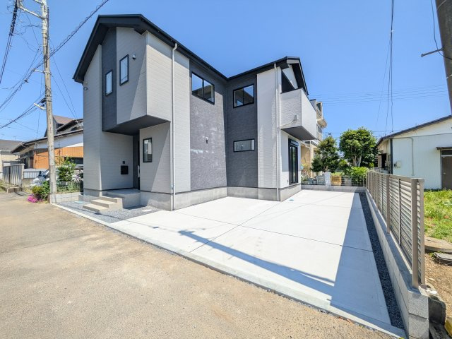 守谷市本町　10期　新築戸建ての外観|現地完成済で建物や駐車場、お庭も全てご覧いただけます。
陽当たりや敷地の広さをご確認できます！
本日のご見学も可能です♪
お気軽にお電話またはお問い合わせください。