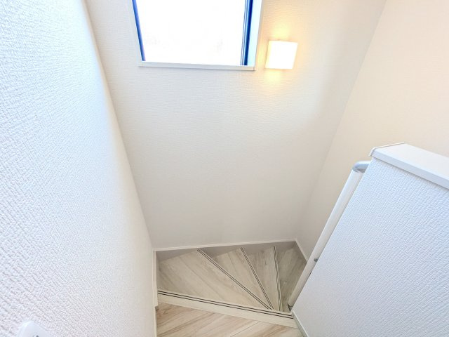 守谷市本町　10期　新築戸建ての内装|窓付きで明るい階段は、手すり付きでお子様からご年配の方まで安心して上り下りができます♪
