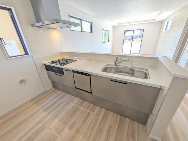 守谷市本町　10期　新築戸建てのキッチン|料理がもっと楽しくなる広々としたワークトップ。お手入れしやすい素材を採用し、日々の掃除もラクラクこなせます。