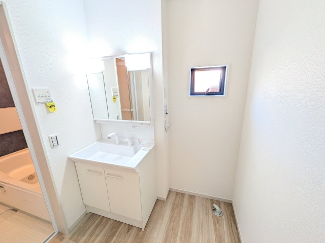 守谷市本町　10期　新築戸建ての独立洗面台|三面鏡の洗面化粧台はミラー扉の内側がすべて収納スペースになっており、収納力も魅力的です♪
ボックスティッシュも収納可能で、可変トレイは収納物に応じて高さ調整ができます！
取り外して洗えるので清潔です♪