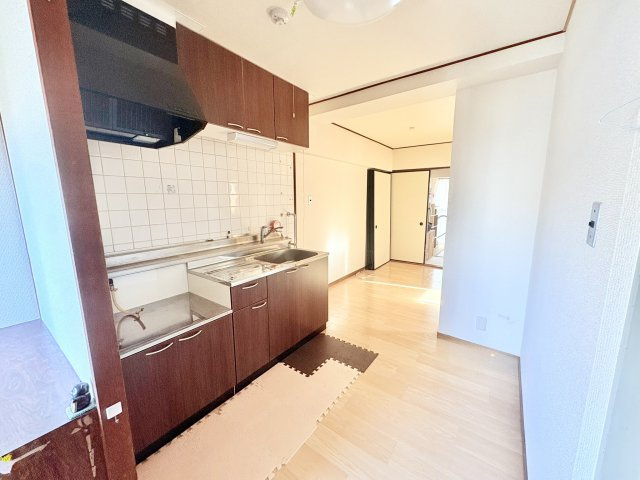 第一ビレッタ浜松　中央区西伊場町のキッチン|玄関からの室内の状況。清潔感があって綺麗な室内です。