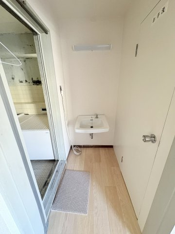 第一ビレッタ浜松　中央区西伊場町の独立洗面台|洗面スペースはトイレ、浴室とまとまっていて無駄なスペースが無くスッキリ生活できます。