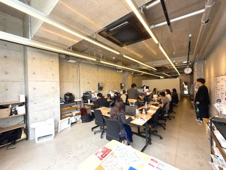 R buildingの内装
