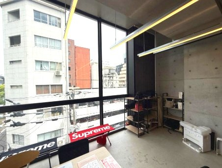 R buildingの内装