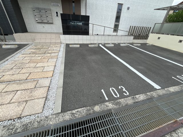 へーベルメゾンフォレスタ南条の駐車場