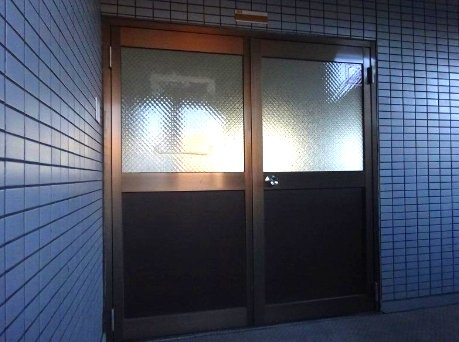 千寿ビルの玄関