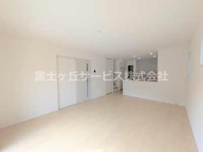 【居間・リビング】 | 駿東郡清水町徳倉 3期 新築一戸建て 1号棟 | ゆったり過ごせる居間です