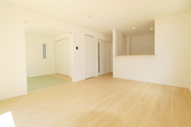 郡山市大槻町字林ノ東　　　２号棟　　　開成小学校、郡山第１中学区の居間・リビング